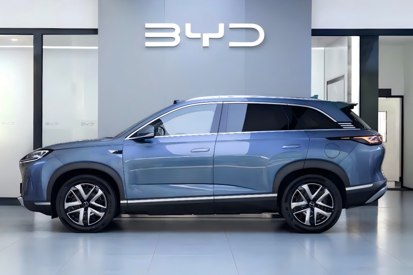 BYD Seal 07 DM-I Intelligent Driving-versjonen, med en estimert startpris på 250 000 yuan og forventet å treffe markedet snart, har kommet til forhandlere.